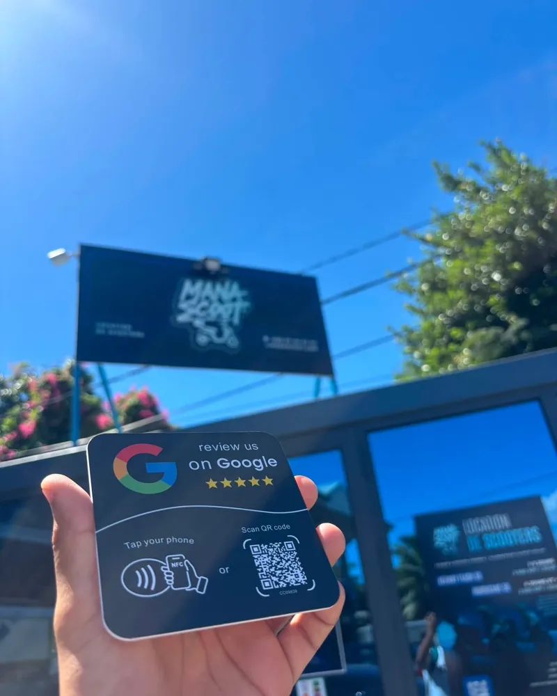 Carte NFC avis Google devant l’enseigne Mana Scoot