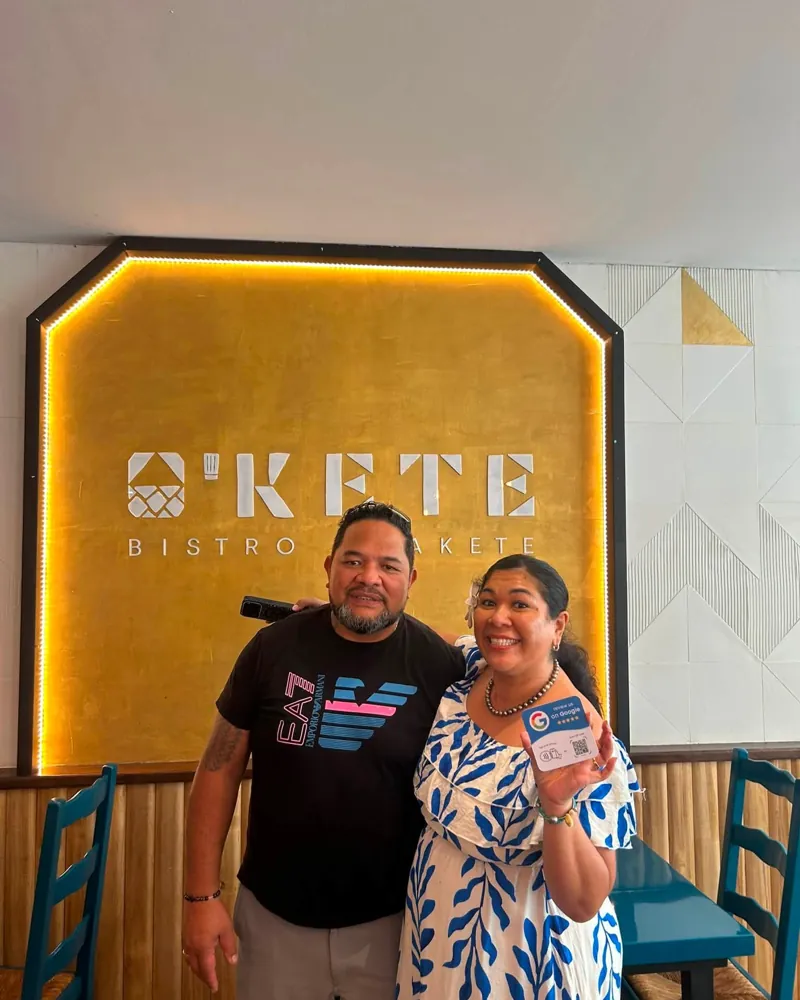 Les gérants d’O’Kete Bistro avec leur carte NFC avis Google